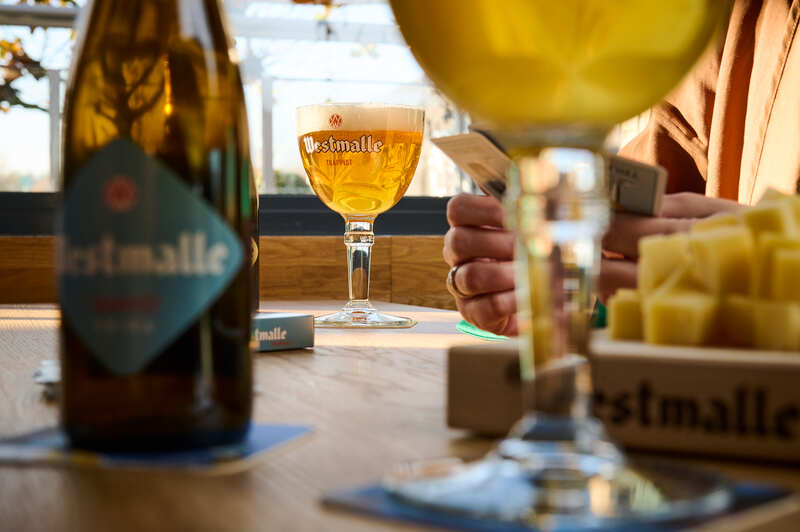 Beer photography, lifestyle in a bar